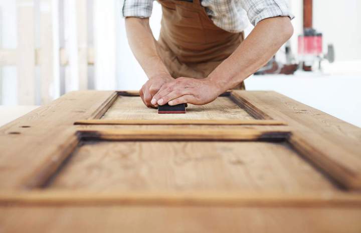 Restauration portes, fenêtres, ornements.